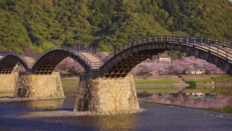 Puente-Kintaikyo-En-Iwakuni,-Revelación-De-Inclinación-Desde-El-Castillo-Hasta-El-Puente-Arqueado