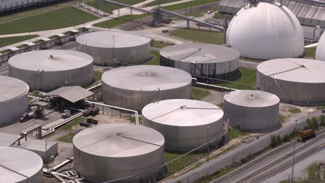 Vista-De-Drones-De-Plantas-De-Refinería-En-Baton-Rouge,-Luisiana-Junto-Al-Río-Mississippi.