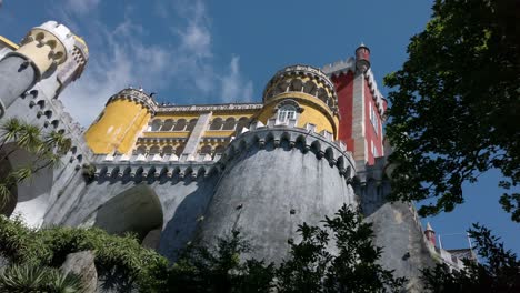 Contemplando-El-Colorido-Palacio-De-Pena-En-Sintra,-Portugal,-Panorámica-Izquierda