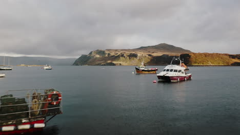 Filmische-Luftaufnahme-Nähert-Sich-Der-Küste-Der-Isle-Of-Skye,-Schottland,-Vereinigtes-Königreich