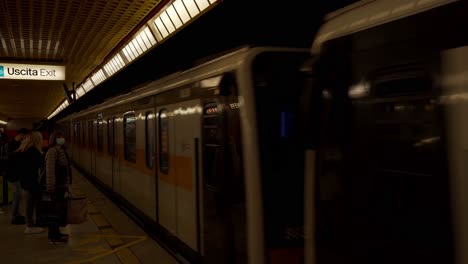 Los-Pasajeros-Esperan-En-La-Estación-De-Metro-Milano-Centrale-Hasta-Que-Se-Detenga-El-Tren.