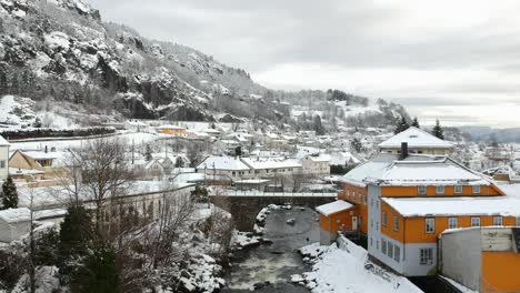 Puente-Moi,-Noruega---Día-De-Invierno,-Imágenes-De-Drones-De-Nieve-Sobre-El-Río-Hacia-El-Puente-En-Moi,-Rogaland,-Noruega