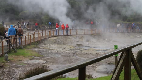 Touristen-Wandern-Zwischen-Geysiren,-Heißen-Quellen-Und-Fumarolen-Im-Dorf-Furnas-Und-Rund-Um-Den-Vulkansee