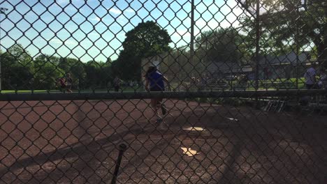 POV-De-Espectador-Plano-Amplio-De-Una-Bateadora-Golpeando-Una-Base-Durante-El-Béisbol-Comunitario-En-Trinity-Bellwoods-Park-En-Toronto