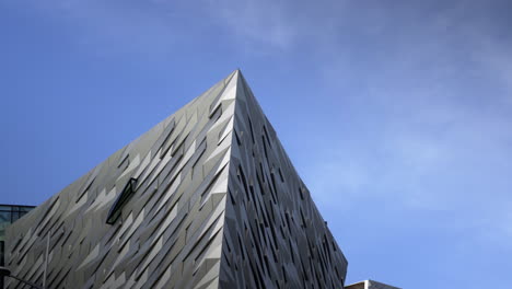 Titanic-Museum-Belfast-Blauer-Himmel-Licht-Ziehende