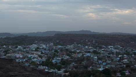 Blick-Auf-Die-Stadt-Mit-Sonnenuntergang-Am-Abend.-Das-Video-Aus-Einem-Flachen-Winkel-Wurde-In-Der-Festung-Mehrangarh-In-Jodhpur,-Rajasthan,-Indien-Aufgenommen.