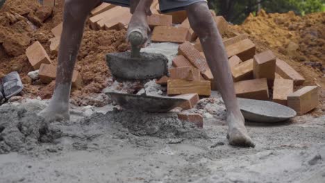 Movimiento-Lento-De-Un-Trabajador-Indio-O-Trabajador-Cargando-El-Cemento-En-La-Cabeza-Con-Una-Azada