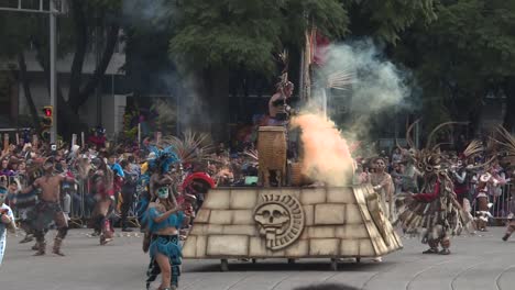 Plano-General,-Bailarines-Pintados-Y-Personajes-Prehispánicos-Actuando-Durante-El-Desfile-Del-Día-De-Muertos-En-La-Ciudad-De-México