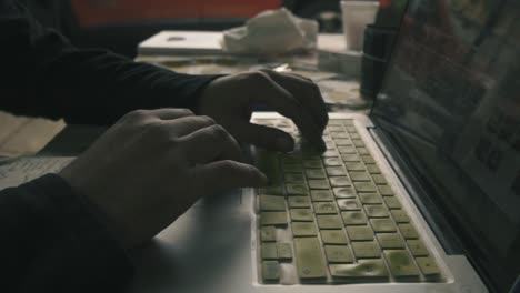 A-guy-working-in-his-computer-in-the-countryside,-mobile-offices,-remote-working