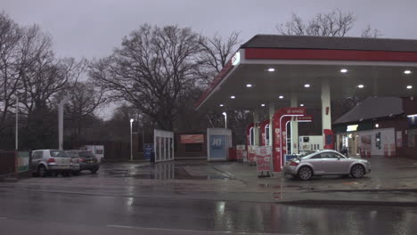 Leere-Verlassene-Tankstelle-Im-Stürmischen-Regen-Mit-Neonlichtern