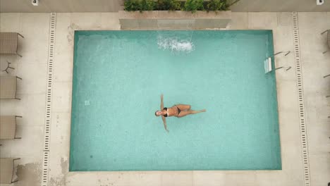 Una-Mujer-Nadando-En-Una-Piscina-En-La-Azotea