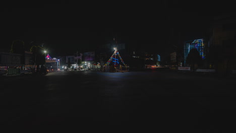 Timelapse-Nocturno-De-Vehículos-Que-Se-Mueven-En-Buddha-Chowk-De-La-Ciudad-De-Hetauda-En-Nepal