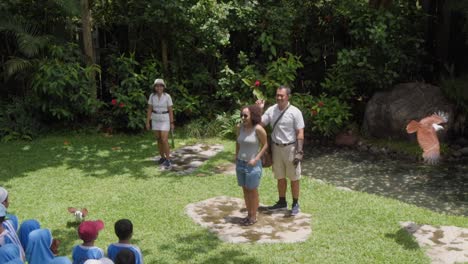 Eine-Vogelschau-Im-Bali-Bird-Park-Mit-Der-Fütterung-Eines-Brahminenweihs