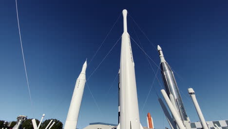 Toma-Panorámica-De-Modelos-De-Cohetes-En-El-Centro-Espacial-Kennedy-De-Florida-En-Un-Día-Soleado.