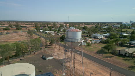 Luftdrohne-Fliegt-über-Eine-Landwirtschaftliche-Stadt-In-Australien,-Industrielles-Ackerland-Im-Himmelshintergrund,-Einspielung