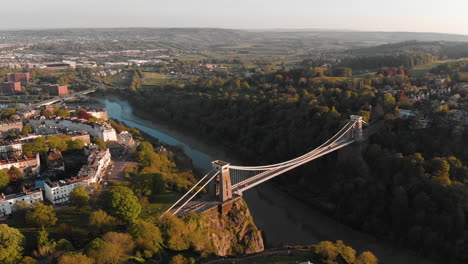 Antena:-Amplia-Del-Puente-Colgante-De-Clifton,-Ciudad-De-Bristol,-Inglaterra-Al-Atardecer