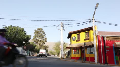 View-of-buildings-and-cars-with-mountains-behind-in-Merlo,-San-Luis,-Argentina