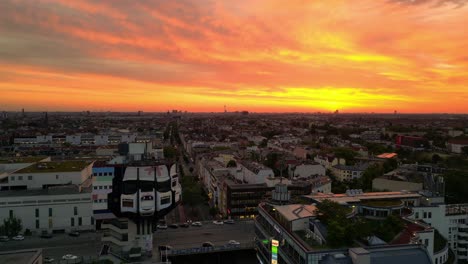 Friedlich-Stadtbild-Berlin-Orange-Sonnenaufgang