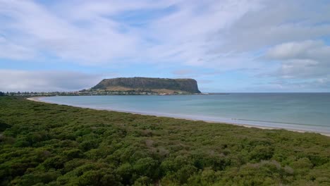 Drohnenansicht-über-Küstenvegetation-Und-Weißen-Sandstrand-Mit-Der-Nuss-Am-Horizont-In-Der-Nähe-Von-Stanley,-Tasmanien,-Australien