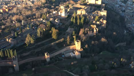 Complejo-De-Fortalezas-Del-Palacio-De-La-Alhambra-En-El-Barrio-Medieval-De-Granada,-Andalucía,-España.