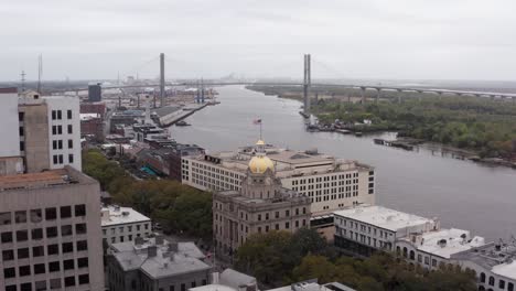 Toma-Panorámica-Aérea-Baja-Del-Histórico-Edificio-Del-Ayuntamiento-En-El-Centro-De-Savannah,-Georgia