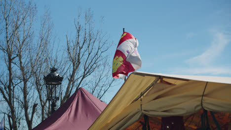 Schöne-Aufnahme-Der-Flagge-Von-Huelva,-Spanien-Während-Eines-Mittelaltermarkts-In-Huelva,-Spanien