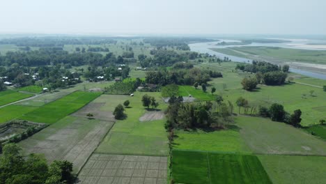 Toma-De-Vista-De-Drone-De-La-Isla-Fluvial-Más-Grande-De-Asia,-La-Isla-Majuli