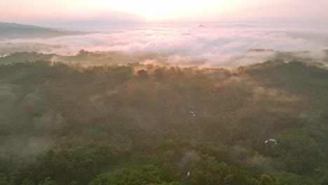 Sonnenaufgang-Am-Frühen-Morgen-Und-Nebel-Bedecken-Die-Magische-Landschaft-Indonesiens,-Luftaufnahme