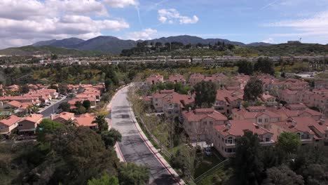 Vuelo-Aéreo-Sobre-Carretera-Vacía-A-Través-Del-Barrio-Residencial-De-Santa-Clarita