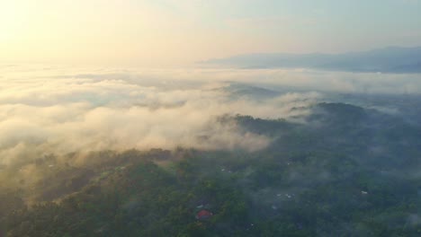 Endloser-Horizont-Indonesiens-Mit-Bergen-Und-Nebel,-Luftaufnahme