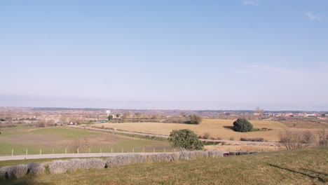 Hermosa-Toma-En-Cámara-Lenta-De-Un-Campo-De-Viñedos-Afuera-De-Una-Fábrica-De-Vino-En-Burgos,-España