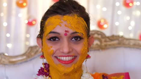 Novia-India-Con-Cúrcuma-En-La-Cara-Durante-La-Ceremonia-Haldi---Cerrar