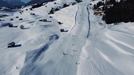 Pista-De-Esquí-Azul-Para-Principiantes-En-Los-Alpes,-Aérea