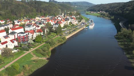 Fliegen-über-Der-Stadt-Bad-Schandau-Entlang-Des-Elbufers-In-Sachsen,-Deutschland