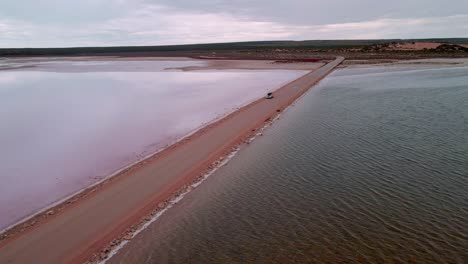 Point-Sinclair-Road-Und-Pink-Lake-Am-Lake-MacDonnell-Tagsüber-In-Penong,-Südaustralien