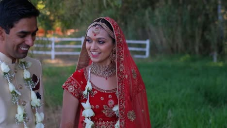 Indischer-Bräutigam-Und-Braut-Reden-Und-Gehen-Zusammen-An-Ihrem-Hochzeitstag---Mittlere-Aufnahme