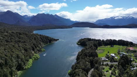 Boote-Segeln-Auf-Fluss-Und-See-Mit-Bergen-Von-Neuseeland-Im-Hintergrund