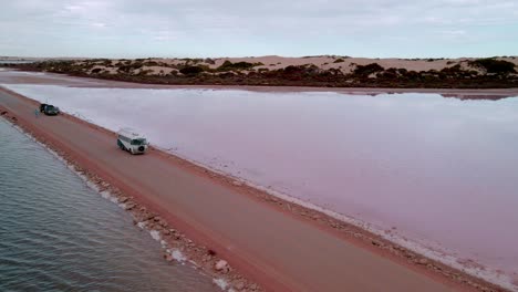 Wohnmobil-Fährt-Durch-Die-Straße-Am-Point-Sinclair-Pink-Lake-Und-Lake-MacDonnell-In-Penong,-Südaustralien