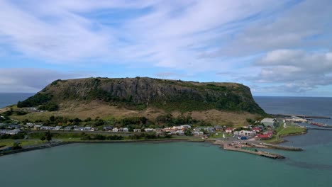 Toma-De-Movimiento-De-Drones-De-La-Montaña-Nut-Y-La-Ciudad-Costera-De-Stanley-Con-Cielo-Nublado-En-Tasmania,-Australia