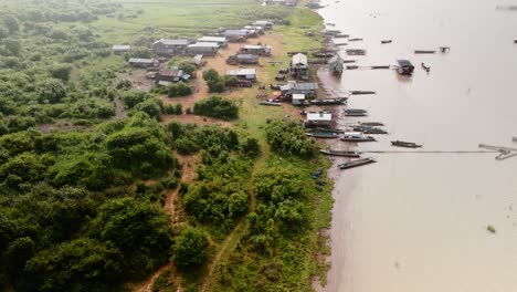 Fischerdorf-Am-Rande-Des-Tonle-Sap