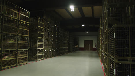 Tolle-Zeitlupen-Tonaufnahme-Eines-Behälters-Mit-Weinflaschen-In-Einer-Weinfabrik-In-Burgos,-Spanien