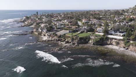 Aerial-orbit-of-homes-in-a-cliffside-neighborhood-in-San-Diego,-California-on-a-sunny-day