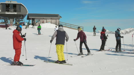 Turistas-Esquiando-Y-Disfrutando-En-La-Estación-De-Esquí-De-Flaine,-Alpes-Franceses,-Francia-Durante-El-Día.