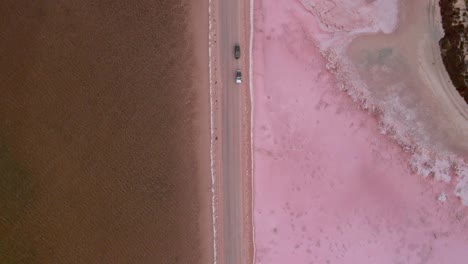 Coches-Estacionados-En-La-Carretera-Point-Sinclair-Junto-Al-Lago-Macdonnell-Y-El-Lago-Rosa-En-Penong,-Australia-Del-Sur