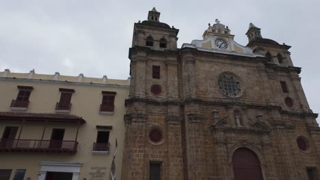 Spanischer-Kolonialstil,-Kirche-San-Pedro-Claver-In-Cartagena,-Kolumbien