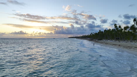 Pintoresca-Playa-Al-Atardecer-Con-Densas-Palmeras-En-Punta-Cana,-República-Dominicana