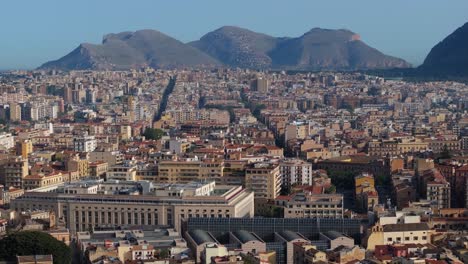 Vista-Panorámica-Sobre-El-Centro-De-Palermo,-Sicilia,-Con-Paisaje-De-Montaña-En-El-Fondo