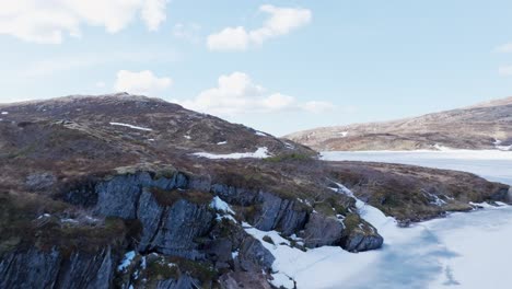 Volando-Sobre-El-Lago-Congelado-Hasta-Las-Montañas-Rocosas-En-Leknes,-Vestvagoy,-Nordland,-Noruega