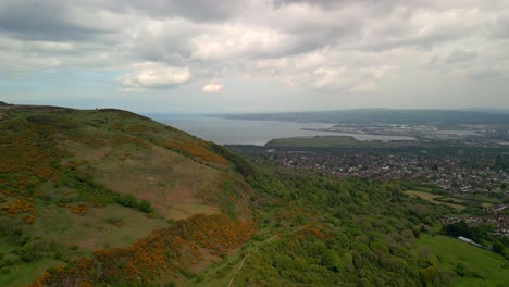 Toma-Aérea-De-Cavehill,-Belfast-En-Un-Día-De-Primavera.