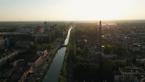 Brenta-Kanal-Zwischen-Den-Gebäuden-In-Der-Stadt-Mira-Bei-Sonnenaufgang-In-Venedig,-Italien